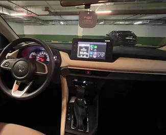 Noleggio Toyota Yaris Ativ. Auto Economica, Comfort per il noleggio negli Emirati Arabi Uniti ✓ Cauzione di Deposito di 450 AED ✓ Opzioni assicurative RCT, SCDW.