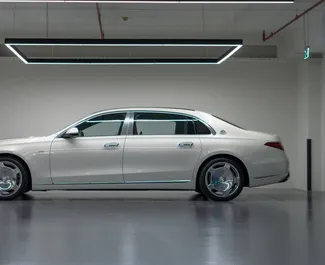 Interni di Mercedes-Benz S-Class Maybach in affitto negli Emirati Arabi Uniti. Un'ottima auto da 4 posti con cambio Automatico.