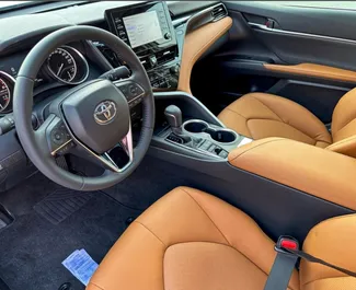 Noleggio Toyota Camry. Auto Comfort, Premium per il noleggio negli Emirati Arabi Uniti ✓ Cauzione di Deposito di 2000 AED ✓ Opzioni assicurative RCT.