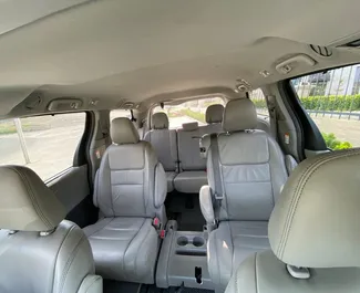 Toyota Sienna 2016 con sistema A trazione anteriore, disponibile a Kutaisi.