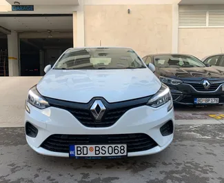 Vista frontale di un noleggio Renault Clio 5 a Budva, Montenegro ✓ Auto #11367. ✓ Cambio Manuale TM ✓ 0 recensioni.