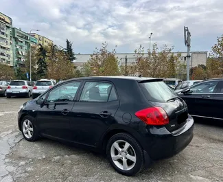 Vista frontale di un noleggio Toyota Auris a Tirana, Albania ✓ Auto #11395. ✓ Cambio Automatico TM ✓ 0 recensioni.