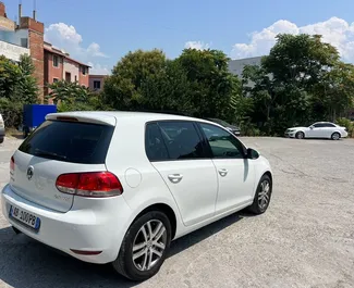 Volkswagen Golf 6 2013 disponibile per il noleggio a Tirana, con limite di chilometraggio di illimitato.