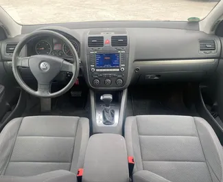 Vista frontale di un noleggio Volkswagen Golf 5 a Tirana, Albania ✓ Auto #4472. ✓ Cambio Automatico TM ✓ 0 recensioni.