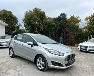 Ford Fiesta 2017 disponibile per il noleggio a Tirana, con limite di chilometraggio di illimitato.