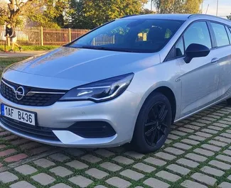 Vista frontale di un noleggio Opel Astra a Praga, Cechia ✓ Auto #11019. ✓ Cambio Manuale TM ✓ 0 recensioni.