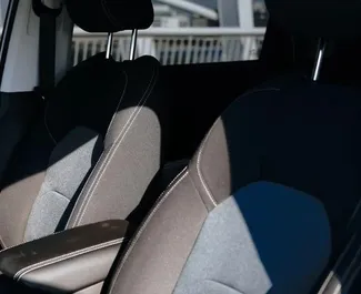 Chevrolet Captiva 2023 disponibile per il noleggio a Dubai, con limite di chilometraggio di illimitato.