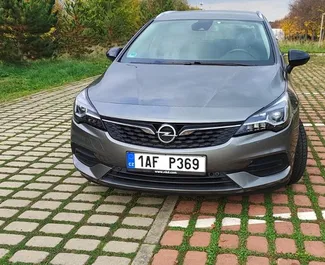 Vista frontale di un noleggio Opel Astra a Praga, Cechia ✓ Auto #10999. ✓ Cambio Automatico TM ✓ 0 recensioni.