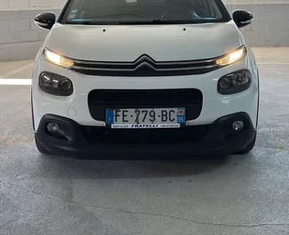 Citroen C3 2019 disponibile per il noleggio a Rafailovici, con limite di chilometraggio di illimitato.