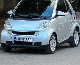 Vista frontale di un noleggio Smart Fortwo a Budva, Montenegro ✓ Auto #9846. ✓ Cambio Automatico TM ✓ 0 recensioni.