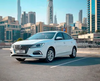 Vista frontale di un noleggio MG 5 a Dubai, Emirati Arabi Uniti ✓ Auto #11412. ✓ Cambio Automatico TM ✓ 0 recensioni.