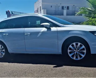 Vista frontale di un noleggio SEAT Leon ST a Malaga, Spagna ✓ Auto #11460. ✓ Cambio Automatico TM ✓ 0 recensioni.