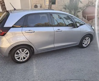 Vista frontale di un noleggio Honda Fit a Limassol, Cipro ✓ Auto #10946. ✓ Cambio Automatico TM ✓ 0 recensioni.