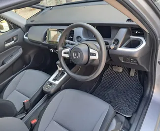 Interni di Honda Fit in affitto a Cipro. Un'ottima auto da 5 posti con cambio Automatico.