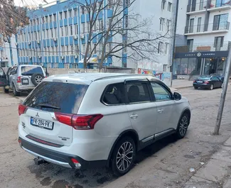 Mitsubishi Outlander 2017 disponibile per il noleggio a Tbilisi, con limite di chilometraggio di illimitato.