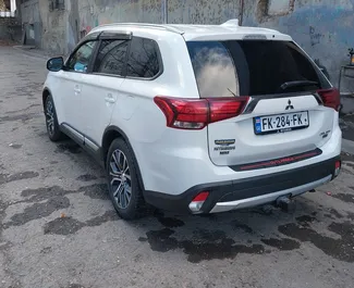 Interni di Mitsubishi Outlander in affitto in Georgia. Un'ottima auto da 7 posti con cambio Automatico.