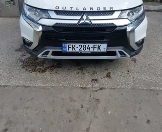 Vista frontale di un noleggio Mitsubishi Outlander a Tbilisi, Georgia ✓ Auto #11804. ✓ Cambio Automatico TM ✓ 0 recensioni.