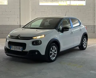 Vista frontale di un noleggio Citroen C3 a Rafailovici, Montenegro ✓ Auto #498. ✓ Cambio Manuale TM ✓ 2 recensioni.