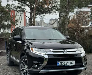 Vista frontale di un noleggio Mitsubishi Outlander a Tbilisi, Georgia ✓ Auto #11807. ✓ Cambio Automatico TM ✓ 0 recensioni.