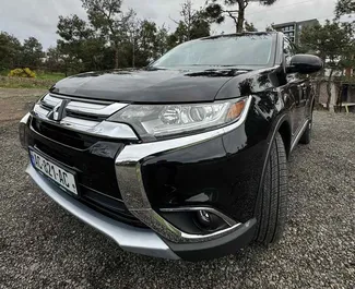 Mitsubishi Outlander 2017 disponibile per il noleggio a Tbilisi, con limite di chilometraggio di illimitato.
