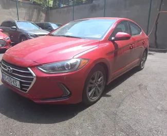 Interni di Hyundai Elantra in affitto in Georgia. Un'ottima auto da 4 posti con cambio Automatico.