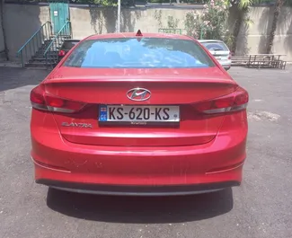 Hyundai Elantra 2017 con sistema A trazione anteriore, disponibile all'aeroporto di Tbilisi.