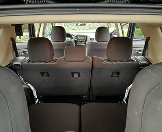 Interni di Mitsubishi Outlander in affitto in Georgia. Un'ottima auto da 7 posti con cambio Automatico.