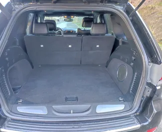 Jeep Grand Cherokee 2020 disponibile per il noleggio a Tbilisi, con limite di chilometraggio di illimitato.