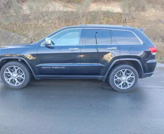 Vista frontale di un noleggio Jeep Grand Cherokee a Tbilisi, Georgia ✓ Auto #11133. ✓ Cambio Automatico TM ✓ 0 recensioni.