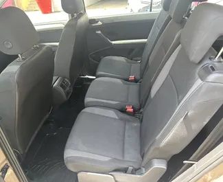 Vista frontale di un noleggio Volkswagen Touran in Becici, Montenegro ✓ Auto #10336. ✓ Cambio Automatico TM ✓ 0 recensioni.