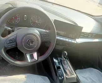 Interni di MG 5/GT in affitto negli Emirati Arabi Uniti. Un'ottima auto da 5 posti con cambio Automatico.
