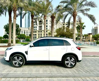 Interni di Mitsubishi ASX in affitto negli Emirati Arabi Uniti. Un'ottima auto da 5 posti con cambio Automatico.