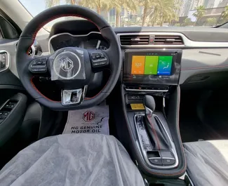 Interni di MG ZS in affitto negli Emirati Arabi Uniti. Un'ottima auto da 5 posti con cambio Automatico.