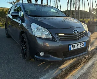 Toyota Verso 2010 disponibile per il noleggio a Durazzo, con limite di chilometraggio di illimitato.