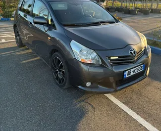 Interni di Toyota Verso in affitto in Albania. Un'ottima auto da 7 posti con cambio Manuale.