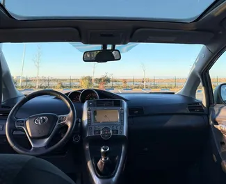 Vista frontale di un noleggio Toyota Verso a Durazzo, Albania ✓ Auto #11476. ✓ Cambio Manuale TM ✓ 0 recensioni.