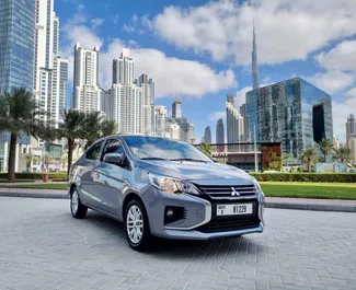 Vista frontale di un noleggio Mitsubishi Attrage a Dubai, Emirati Arabi Uniti ✓ Auto #9301. ✓ Cambio Automatico TM ✓ 0 recensioni.