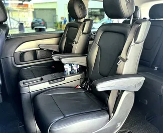 Mercedes-Benz V-Class 20202 disponibile per il noleggio ad Alicante, con limite di chilometraggio di 200 km/giorno.