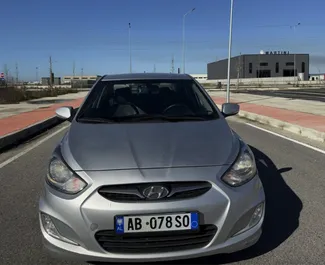 Vista frontale di un noleggio Hyundai Accent a Durazzo, Albania ✓ Auto #11889. ✓ Cambio Automatico TM ✓ 0 recensioni.