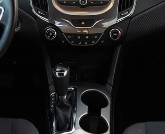 Chevrolet Cruze 2017 disponibile per il noleggio a Tbilisi, con limite di chilometraggio di illimitato.