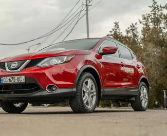 Vista frontale di un noleggio Nissan Qashqai a Tbilisi, Georgia ✓ Auto #10706. ✓ Cambio Automatico TM ✓ 0 recensioni.