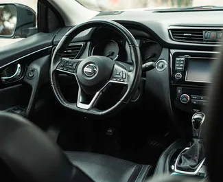 Nissan Qashqai 2018 disponibile per il noleggio a Tbilisi, con limite di chilometraggio di illimitato.