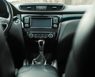 Interni di Nissan Qashqai in affitto in Georgia. Un'ottima auto da 5 posti con cambio Automatico.