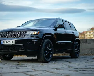 Vista frontale di un noleggio Jeep Grand Cherokee a Tbilisi, Georgia ✓ Auto #9812. ✓ Cambio Automatico TM ✓ 1 recensioni.