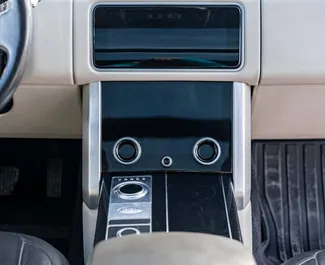 Interni di Land Rover Range Rover in affitto in Georgia. Un'ottima auto da 5 posti con cambio Automatico.