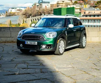 Vista frontale di un noleggio Mini Countryman Cooper S a Tbilisi, Georgia ✓ Auto #9813. ✓ Cambio Automatico TM ✓ 0 recensioni.