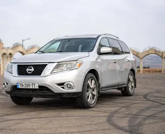 Vista frontale di un noleggio Nissan Pathfinder a Tbilisi, Georgia ✓ Auto #10644. ✓ Cambio Automatico TM ✓ 0 recensioni.