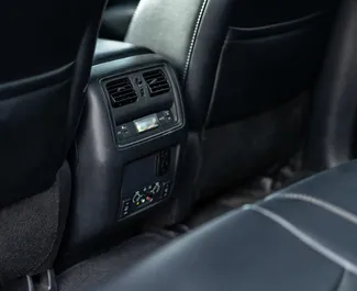 Nissan Pathfinder 2015 disponibile per il noleggio a Tbilisi, con limite di chilometraggio di illimitato.