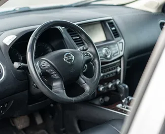 Nissan Pathfinder 2015 con sistema A trazione integrale, disponibile a Tbilisi.