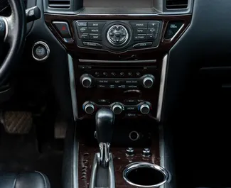 Interni di Nissan Pathfinder in affitto in Georgia. Un'ottima auto da 7 posti con cambio Automatico.